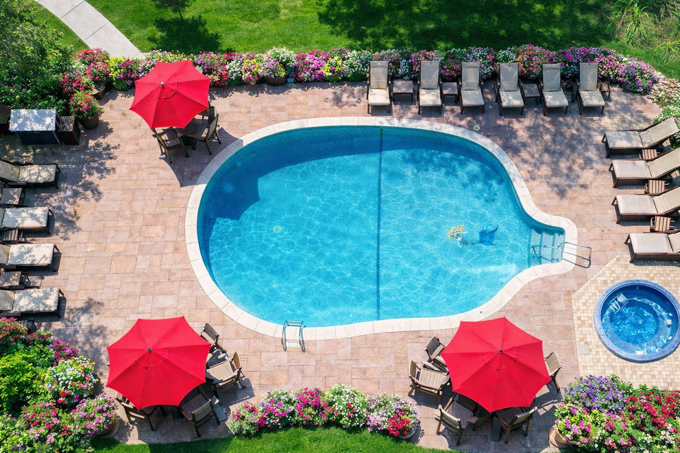 Outdoor Pool & Hot Tub